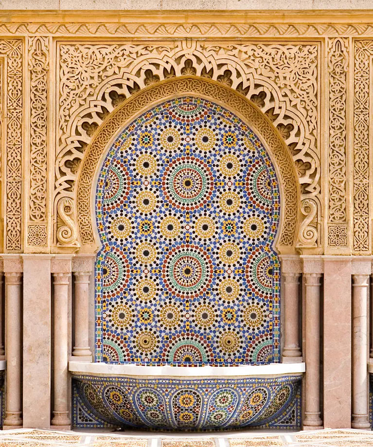 Man erkennt drei prachtvolle Brunnen aus buntem Mosaik. 